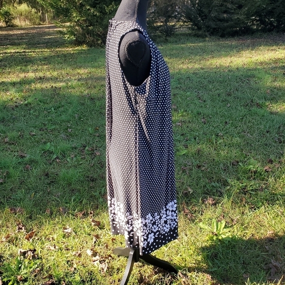 Black sleeveless dress with white polka dots and flower design Size 12 - Picture 5 of 7